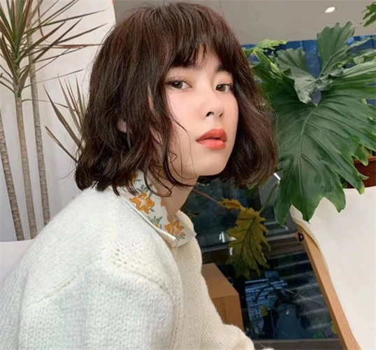 气质在清纯妩媚和成熟之间自由切换,好显脸小,圆脸妹子再也不用担心了