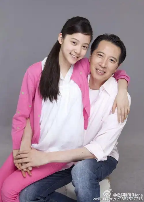 欧阳娜娜全家福