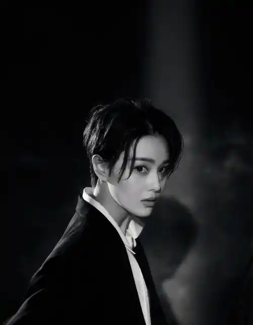 原创变身霸道女总裁张馨予短发格外吸睛体验不同人格魅力