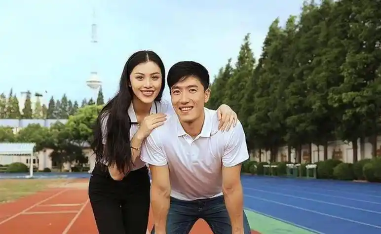 而刘翔和吴莎结婚之前同样有一段婚姻,他的前妻是演员葛天,当年葛天和