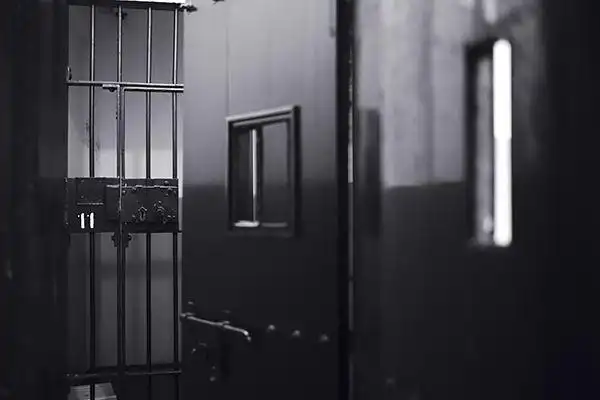 铁窗高墙婚姻难以承受之重