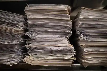 在档案馆里,书架上堆满了堆积如山的文件照片