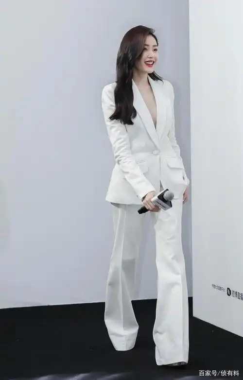 不愧是张天爱,只要营业就惊艳!这次白色深v真空西装帅起来霸气!
