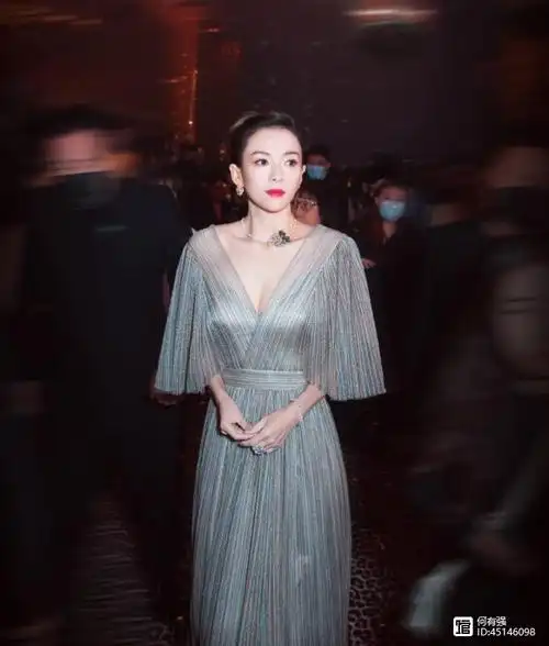 42岁的章子怡亮相活动,虽然已是孩子的妈,但穿薄纱连衣裙仍惊艳