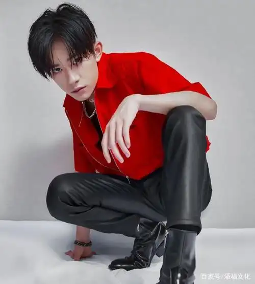 "易烊千玺光头造型"上热搜,点开一看,粉丝既心疼又愤怒!