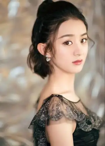 赵丽颖短发黑纱裙惊艳亮相芭莎明星慈善夜一个人就捐了70万