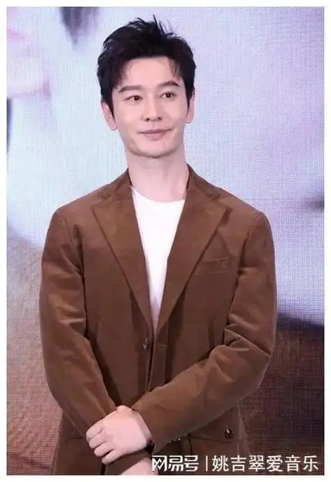 46岁黄晓明素颜机场亮相,大方请客吃饭,毫无明星架子