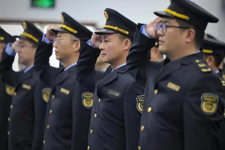 四川省应急管理厅举行综合行政执法队伍统一着装仪式