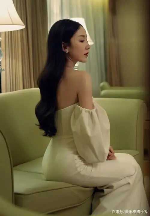 穿一字肩紧身裙秀侧面照,s型曲线太明显