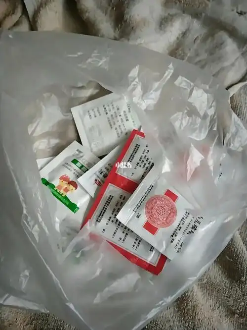 我回回都记不住,也分不好,干脆都倒到一张纸上,一袋药一半,写上字也不