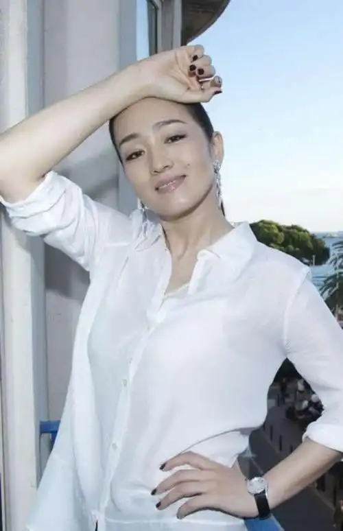 当看到巩俐穿上白衬衫,终于明白什么才是真正的高级气质