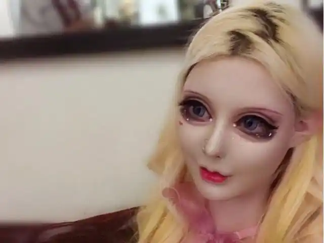 芭比迪丽拉为什么从来不笑?看到图4后,网友:求你别再让她笑了