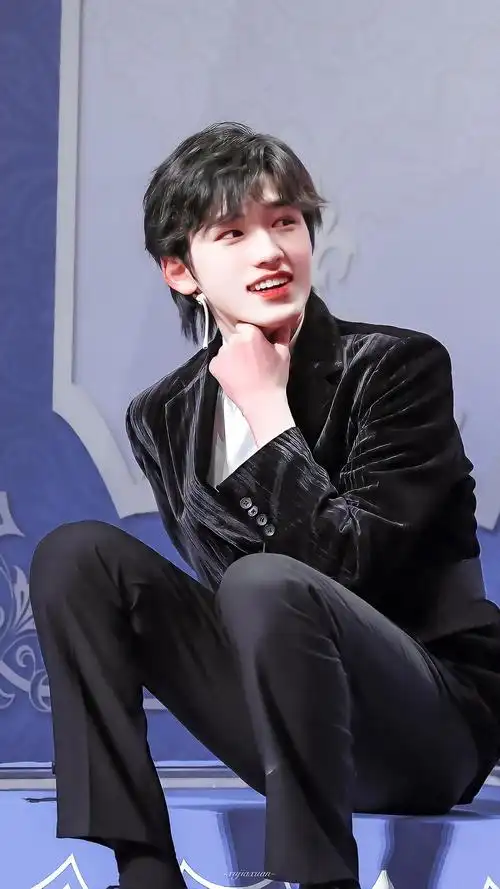 宋亚轩眼镜和西服