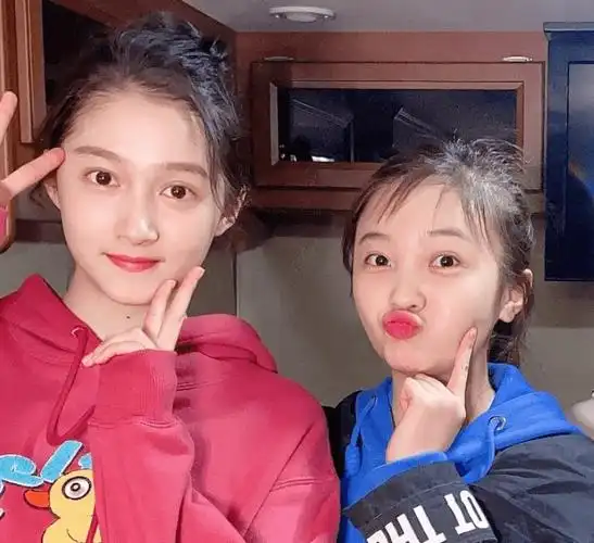 原创林妙可探班关晓彤并晒出两人亲密合照但有谁注意她们的身高差