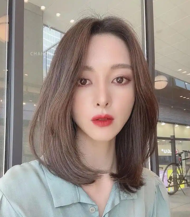 只剪不烫的中长发有哪些?三种简约时尚的锁骨发发型推荐-第3张图片