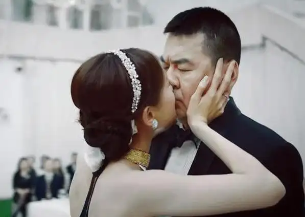 蒋勤勤50岁老公,与29岁女星接吻,网友:太恶心了_陈建斌_李一桐_电视剧