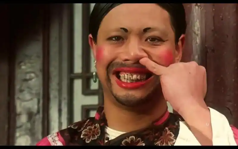 如花回眸一笑:就想漆黑中的萤火虫,那样鲜明那样出众