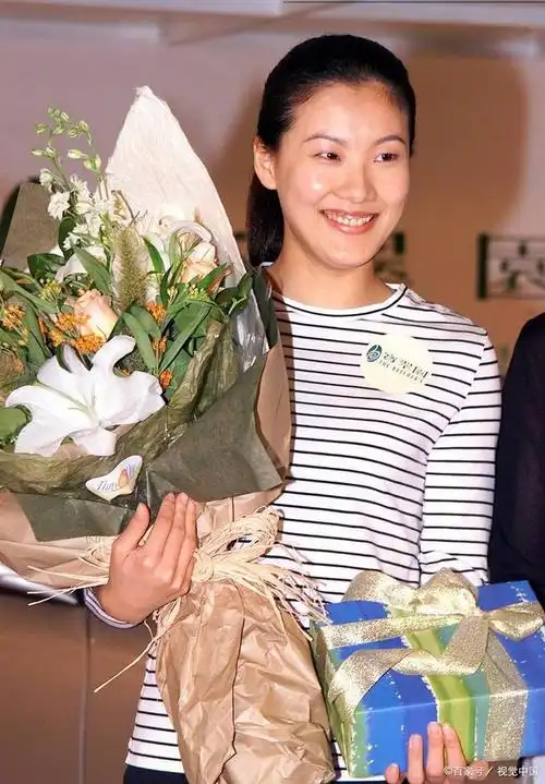 伏明霞与梁锦松的婚姻真相:从相识到相爱,从传闻到回应爱情故事