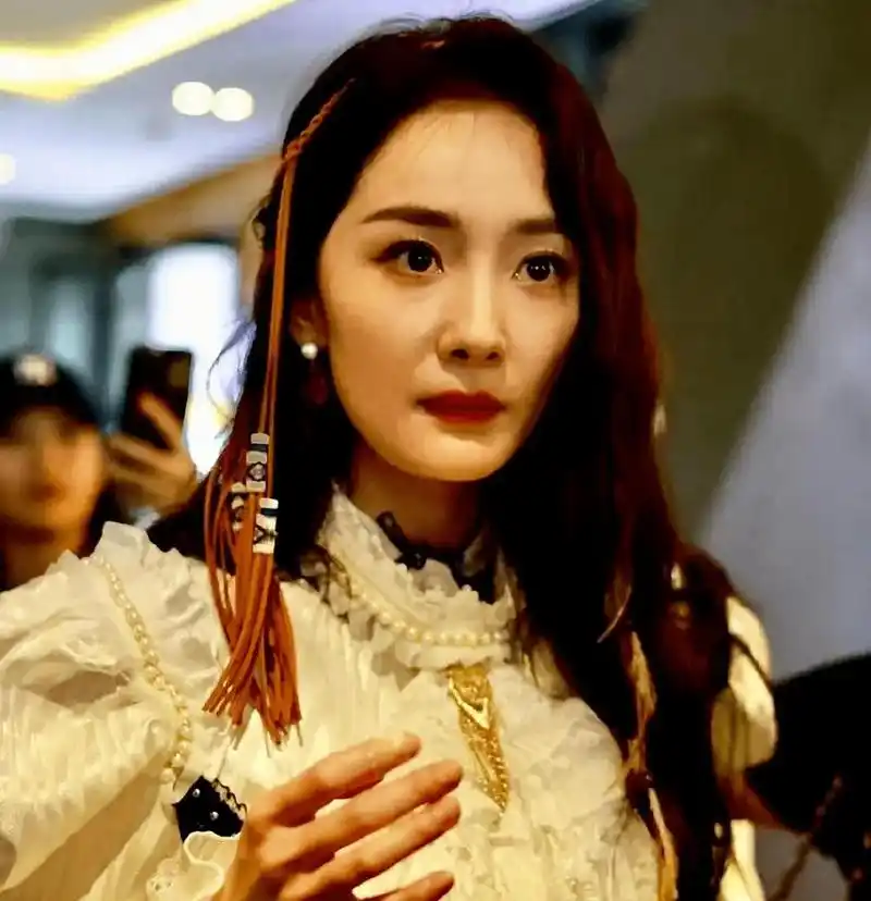 杨幂被怼脸拍还直接晒出来!面中凹陷又变回方脸了,而且还上年纪.