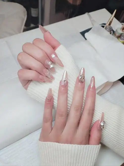 超显手长的尖圆形美甲