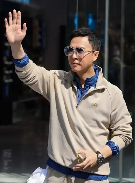 甄子丹沈阳亮相运动风路线,搭配酷酷墨镜,充满魅力