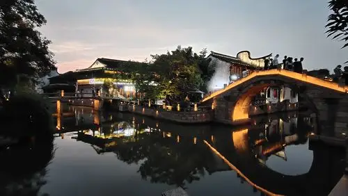 夜幕降临下的嘉兴月河历史街区,藏在现代都市里古色古香的美景