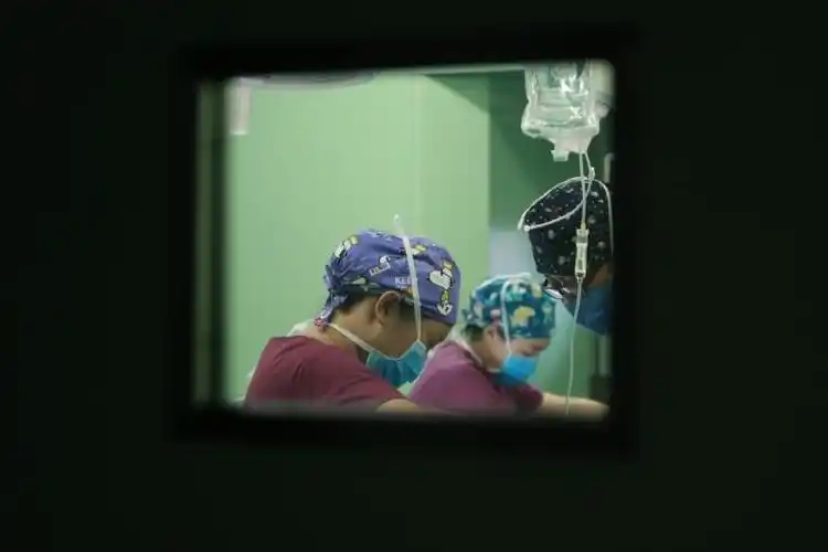 庆祝建国70周年系列图片之——手术室的那扇门(图片拍摄地点:深泽县