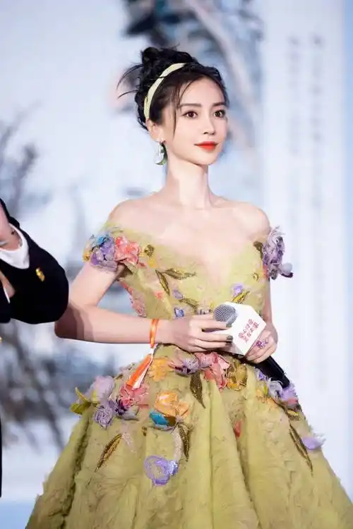 杨颖深v礼服出席芭莎盛宴,本想引领潮流的风向标,为什么受到网友的热