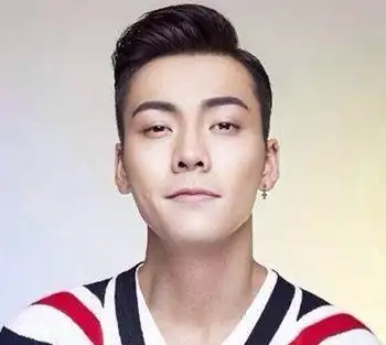 长脸男生发型,10款长脸男生适合的两边剃光或剃短发型!图2