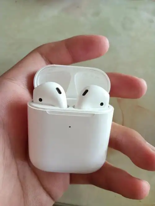 自用苹果蓝牙耳机二代有轻微划痕