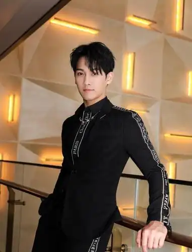 赵雅芝儿子黄恺杰颜值高.