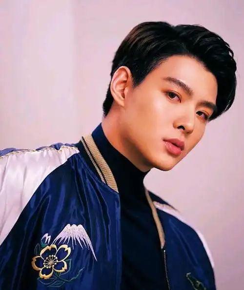 黄明明泰国实力派演员,男友力爆棚,穿搭干净又治愈