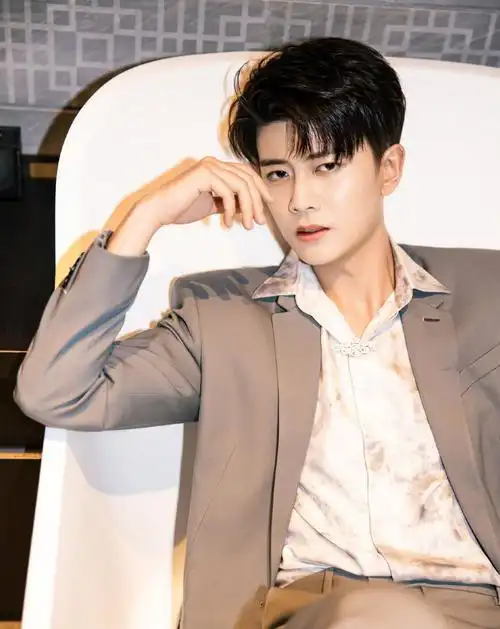 任嘉伦男星时尚写真:气质暖男,英俊帅气!