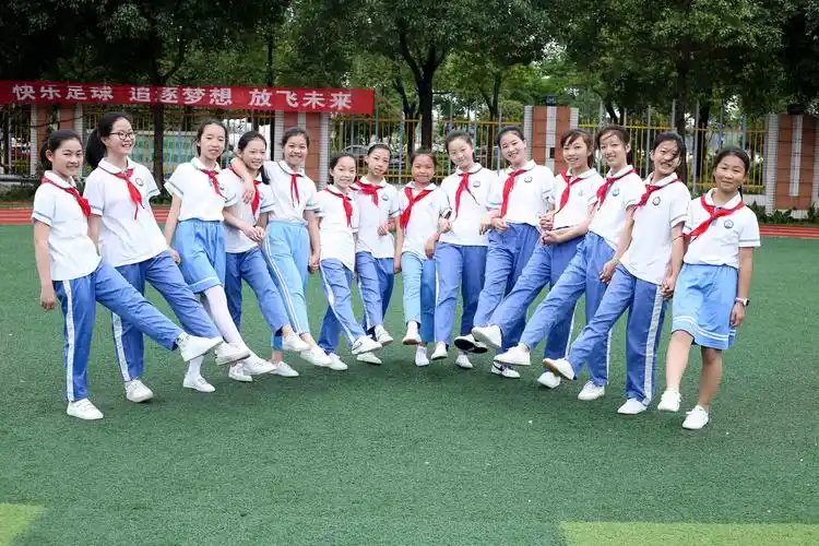 滨湖学校2019届六年级50班毕业合影留念