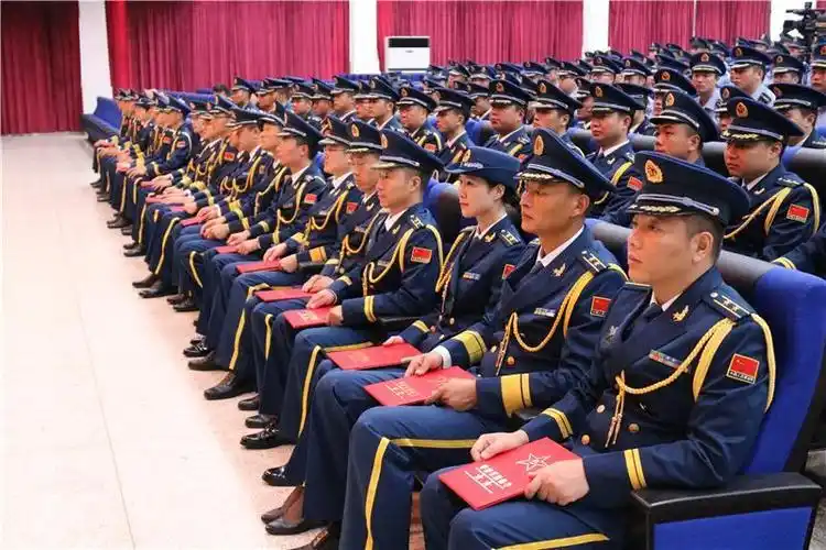 台上,身着礼服的20多名干部依次从场站领导手中接过红彤彤的命令状;台