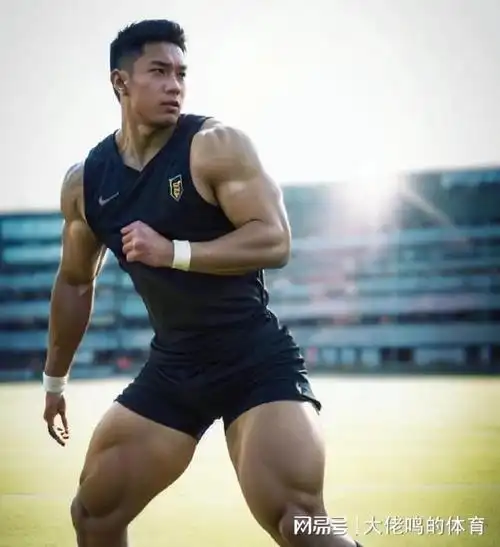 运动员身材天花板狗背熊腰腱子肉身材没几个健身教练能够达到