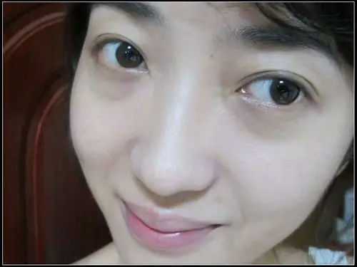 肤色是不是立刻白净了,不管是鼻翼,还是脸颊,不均匀的泛红现象都