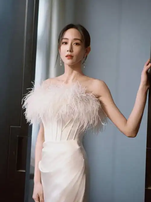 张钧甯超话经典白裙,如春日百合,步伐摇曳,熠熠生辉,当羽毛与白裙碰撞