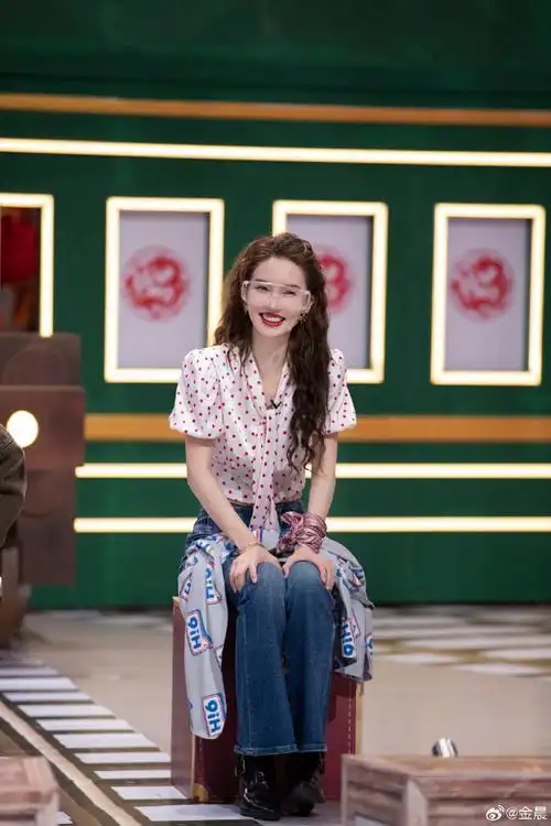 金晨红色蝴蝶结发卡##金晨卷发##金晨卷发红唇妆