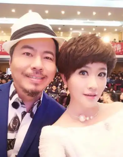 黄国伦寇乃馨玩直播直言赚不到钱其实这两口子早已盆满钵满