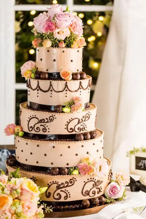 美味的多层喜宴蛋糕