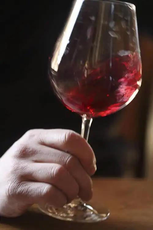 欧洲,欧洲人,仅一个男性,仅一个人,握,阴影,光线,高脚杯,影子,红酒杯