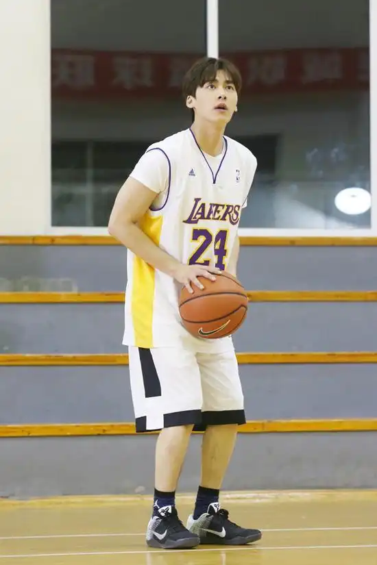 1/11 一组体育系照片!打篮球的男明星们往往自带发光功能!