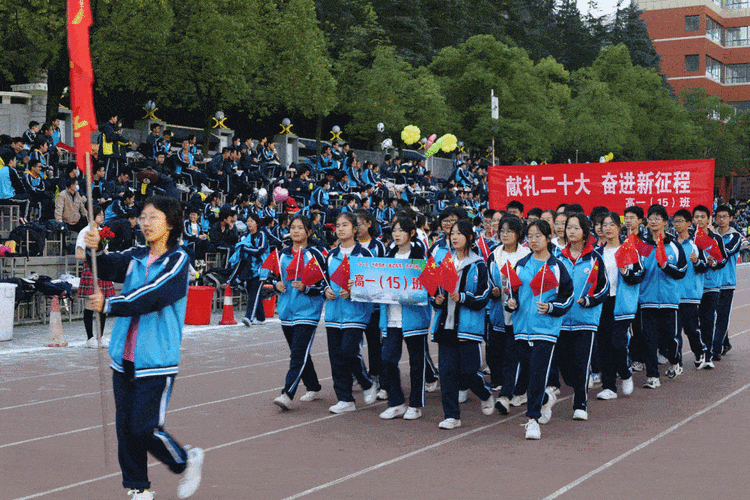 中学生足球联赛中取得第三名为十堰争得了荣誉郧阳中学副校长殷国银:"