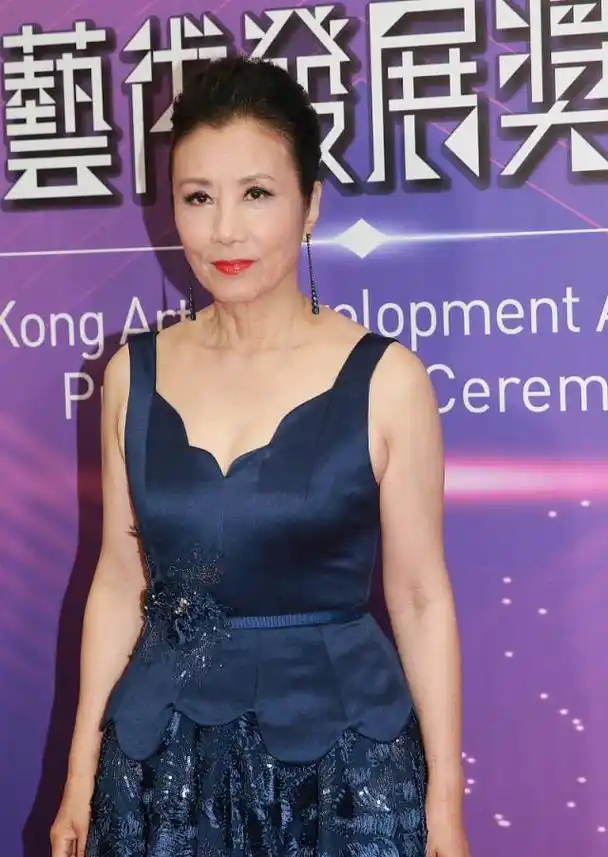 73岁汪明荃真优雅,穿蓝色礼裙配丸子头,你自信的样子太美丽