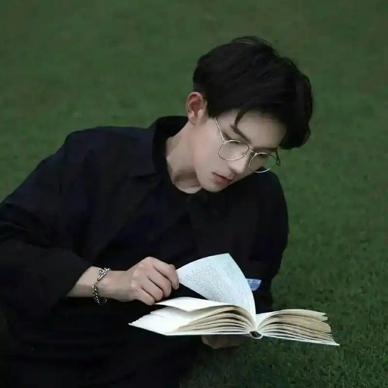 真人黑色系男生头像超帅 不露脸 手挡脸 超帅 黑色系 男生真人头像