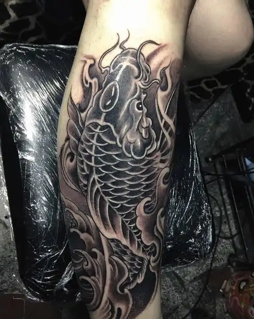传统小腿鲤鱼纹身图片