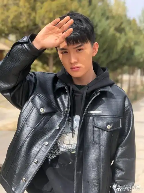 郑伟:00后演员,7岁出道参演多部影视剧,如今他这套穿搭绝了! - 知乎