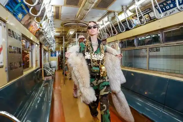 自带野狼discobgm时尚界暴发户品牌地铁上办时装秀没有大金链子怕是上