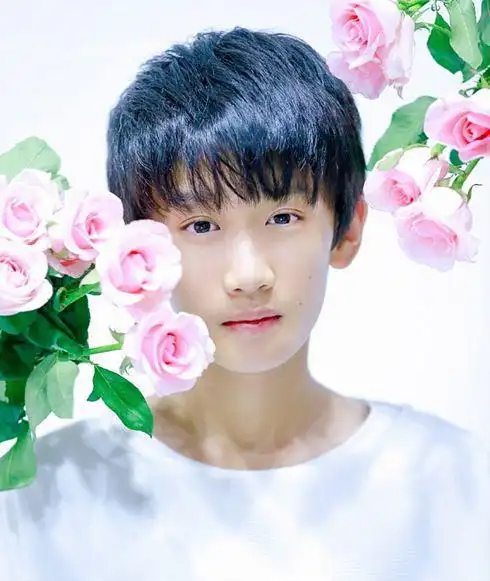 爱豆陈泗旭塌房,与前女友大尺度聊天记录曝光,还大骂老板李飞_网易